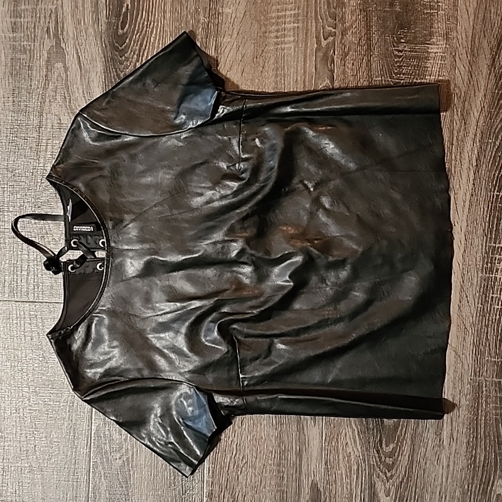 ❄️ H&M vegan Leather short sleeve Top ❄️